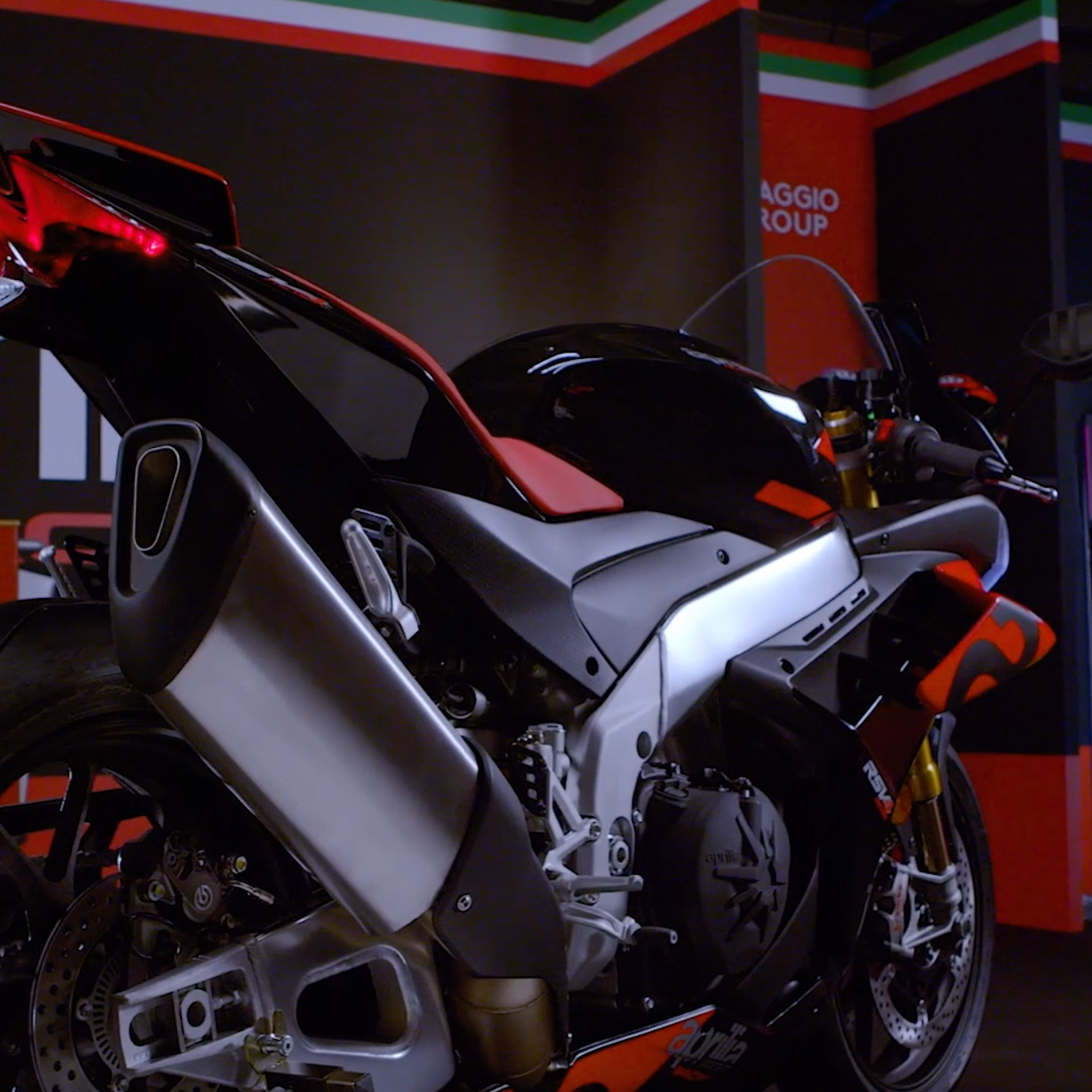 aprilia rsv4 factory gallery 2